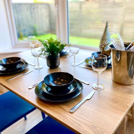 Brand New 2022 Beautiful & Stylish 2 Bedroom Apartment! - 5 Minute Walk To The Best Beach! - Great Location - Free Parking - Fast Wifi - Smart Tv - Sleeps Up To 4! Close To Bournemouth & Poole Town Centre & Sandbanks Esterno foto