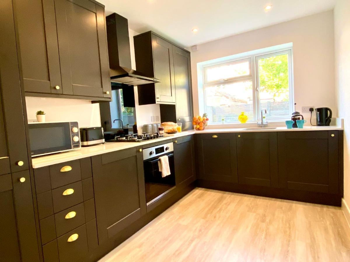 Brand New 2022 Beautiful & Stylish 2 Bedroom Apartment! - 5 Minute Walk To The Best Beach! - Great Location - Free Parking - Fast Wifi - Smart Tv - Sleeps Up To 4! Close To Bournemouth & Poole Town Centre & Sandbanks Esterno foto