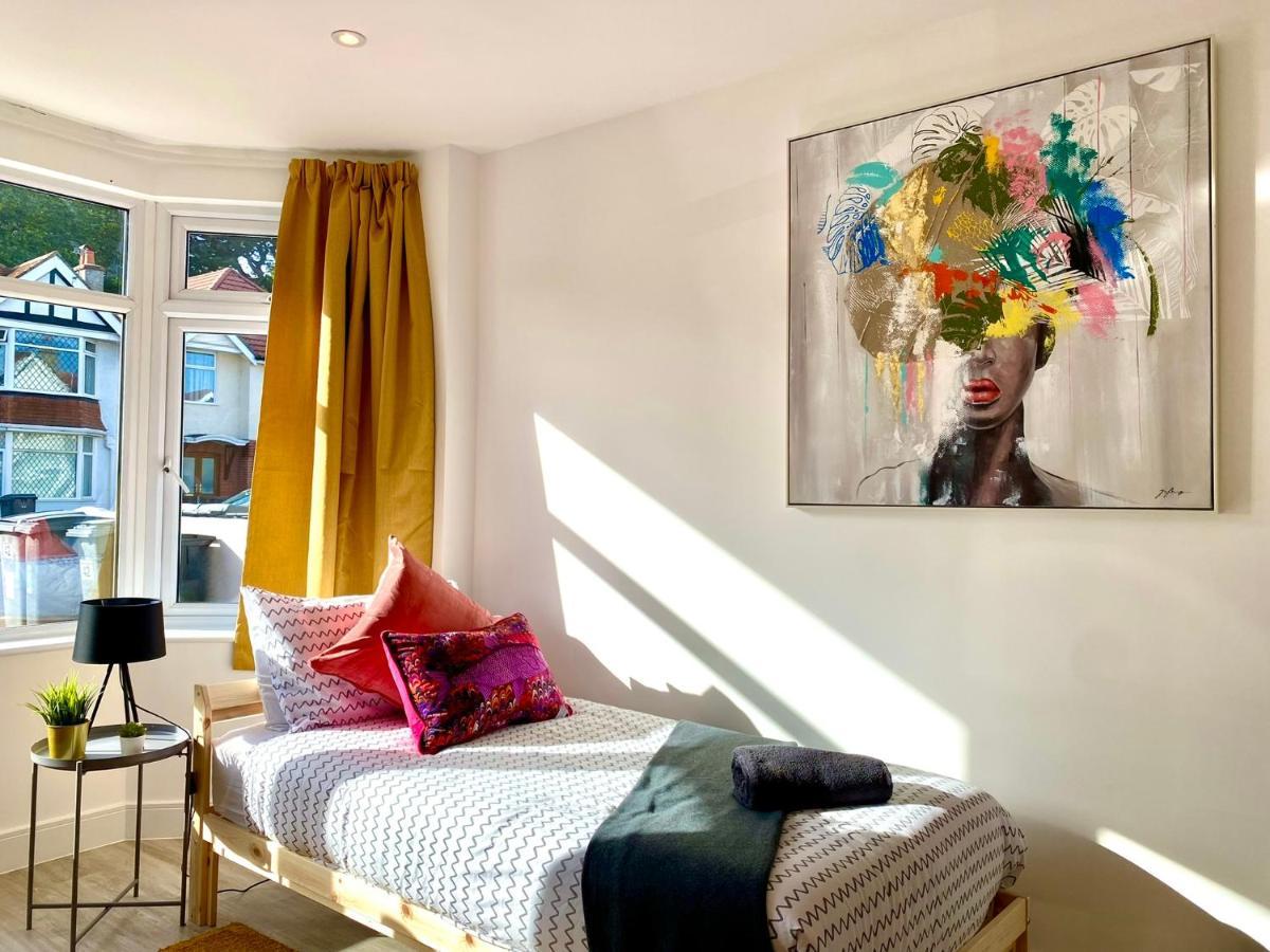 Brand New 2022 Beautiful & Stylish 2 Bedroom Apartment! - 5 Minute Walk To The Best Beach! - Great Location - Free Parking - Fast Wifi - Smart Tv - Sleeps Up To 4! Close To Bournemouth & Poole Town Centre & Sandbanks Esterno foto