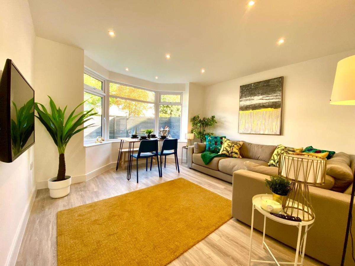 Brand New 2022 Beautiful & Stylish 2 Bedroom Apartment! - 5 Minute Walk To The Best Beach! - Great Location - Free Parking - Fast Wifi - Smart Tv - Sleeps Up To 4! Close To Bournemouth & Poole Town Centre & Sandbanks Esterno foto