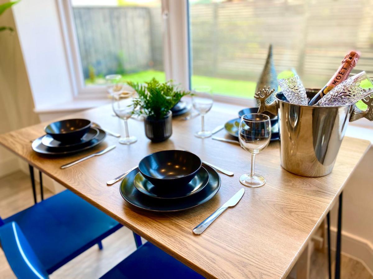 Brand New 2022 Beautiful & Stylish 2 Bedroom Apartment! - 5 Minute Walk To The Best Beach! - Great Location - Free Parking - Fast Wifi - Smart Tv - Sleeps Up To 4! Close To Bournemouth & Poole Town Centre & Sandbanks Esterno foto
