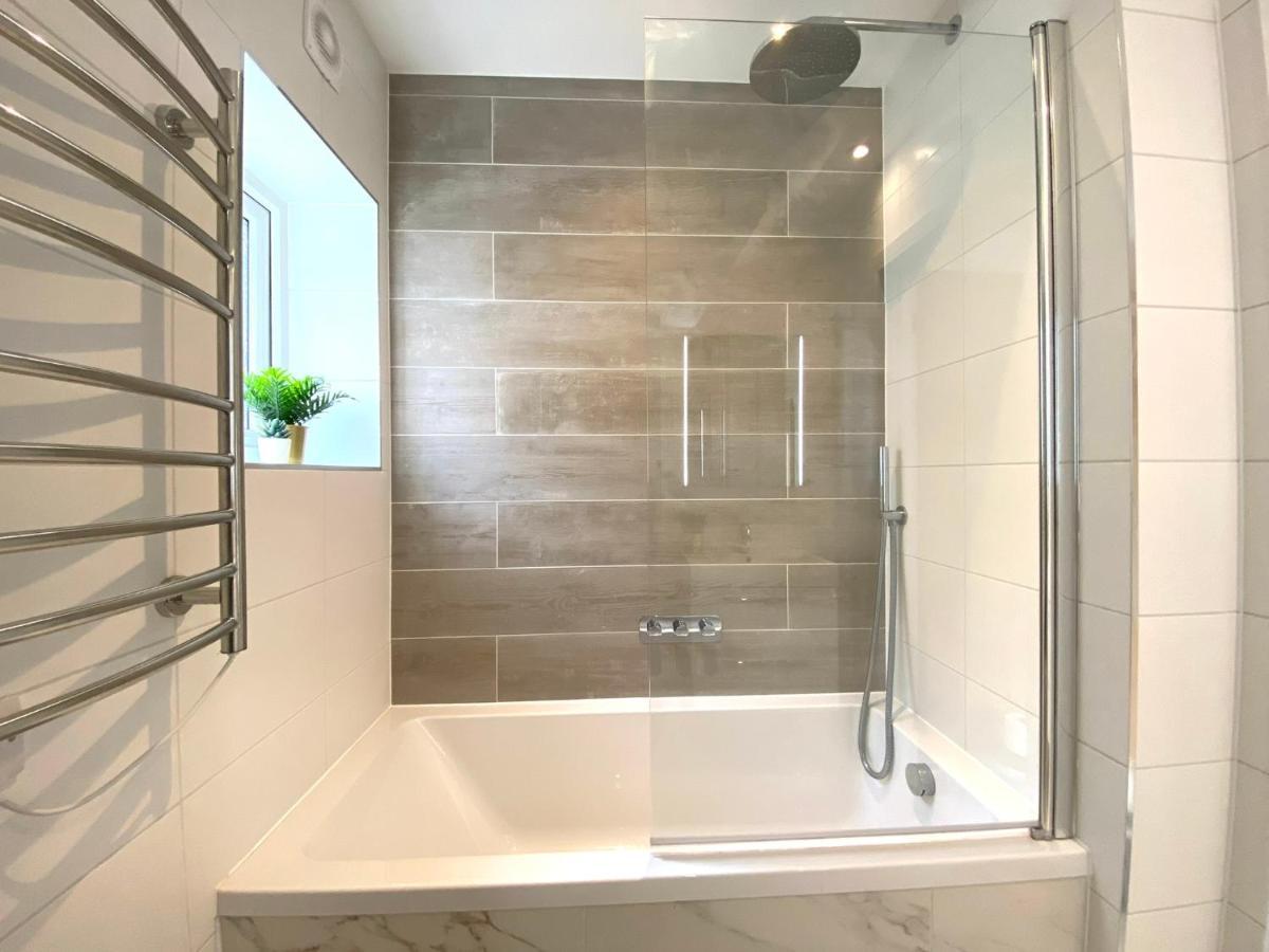 Brand New 2022 Beautiful & Stylish 2 Bedroom Apartment! - 5 Minute Walk To The Best Beach! - Great Location - Free Parking - Fast Wifi - Smart Tv - Sleeps Up To 4! Close To Bournemouth & Poole Town Centre & Sandbanks Esterno foto