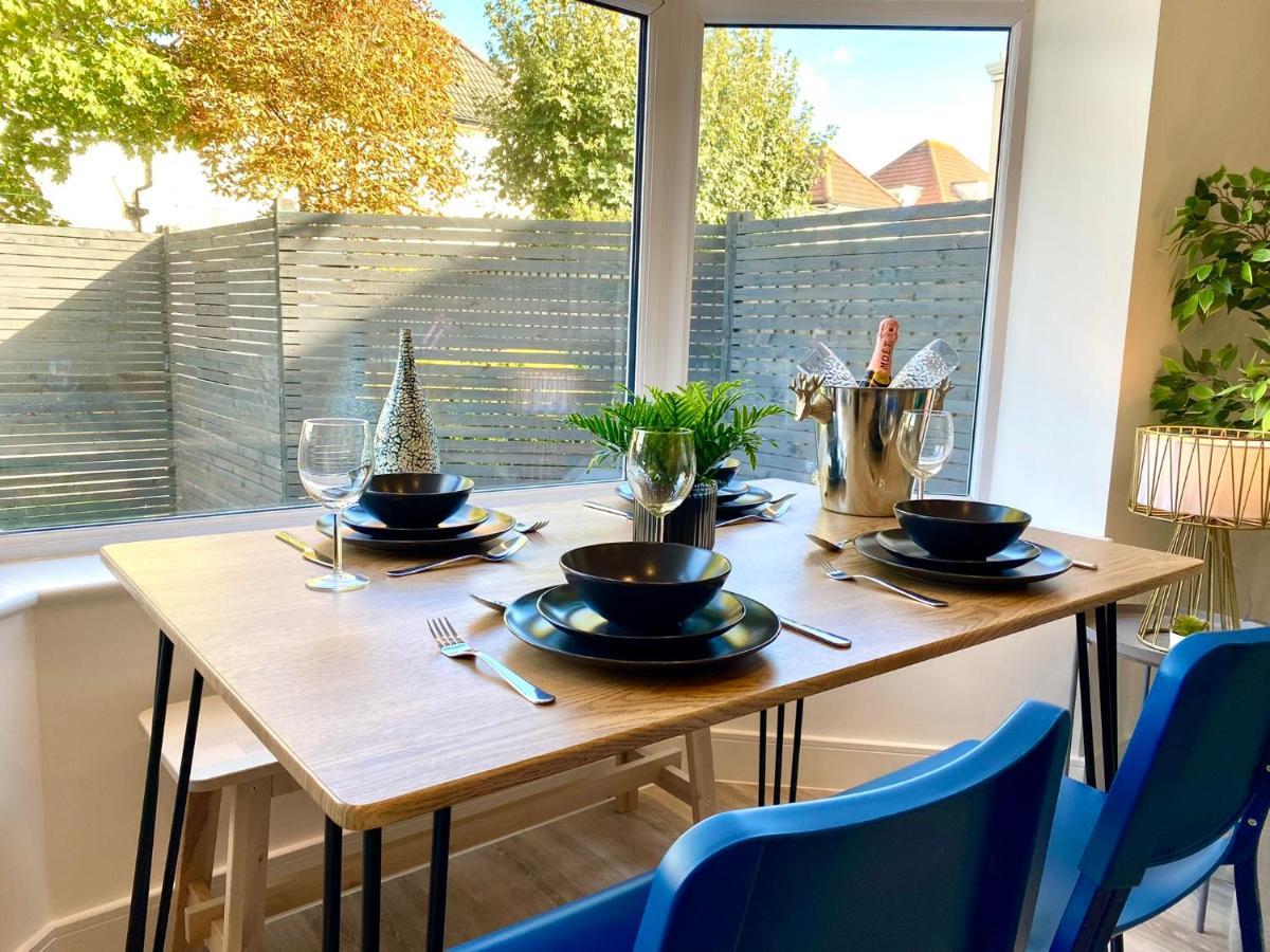 Brand New 2022 Beautiful & Stylish 2 Bedroom Apartment! - 5 Minute Walk To The Best Beach! - Great Location - Free Parking - Fast Wifi - Smart Tv - Sleeps Up To 4! Close To Bournemouth & Poole Town Centre & Sandbanks Esterno foto