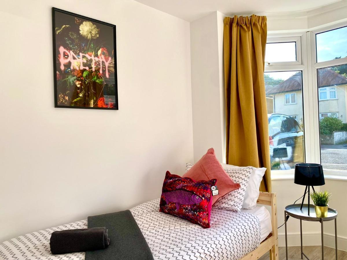 Brand New 2022 Beautiful & Stylish 2 Bedroom Apartment! - 5 Minute Walk To The Best Beach! - Great Location - Free Parking - Fast Wifi - Smart Tv - Sleeps Up To 4! Close To Bournemouth & Poole Town Centre & Sandbanks Esterno foto